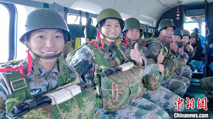 圖為女兵們在直升機(jī)上準(zhǔn)備跳傘。　王述東 攝