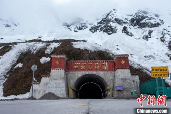 墨脫公路控制性工程——嘎隆拉隧道。上方為嘎隆拉雪山，曾是進(jìn)入墨脫最大的“攔路虎”。