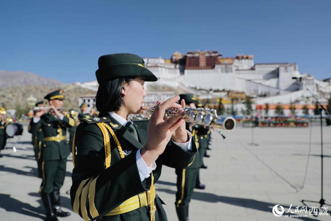 軍區(qū)文工團奏響國歌。人民網(wǎng) 次仁羅布攝