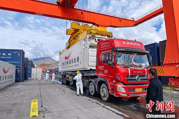 援助物資卸車現(xiàn)場?！F青藏集團有限公司拉薩車務段 供圖