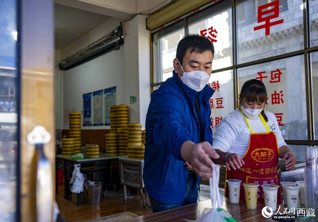 市民購買早餐。人民網(wǎng) 次仁羅布攝