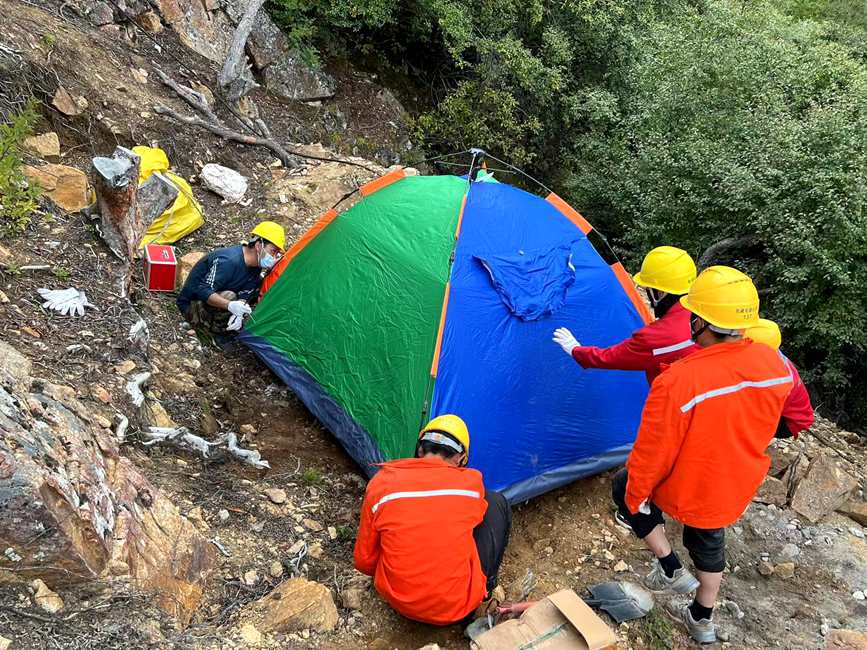 9月15日，電力施工人員正在施工點(diǎn)附近搭建暫居帳篷。白瑪多吉攝