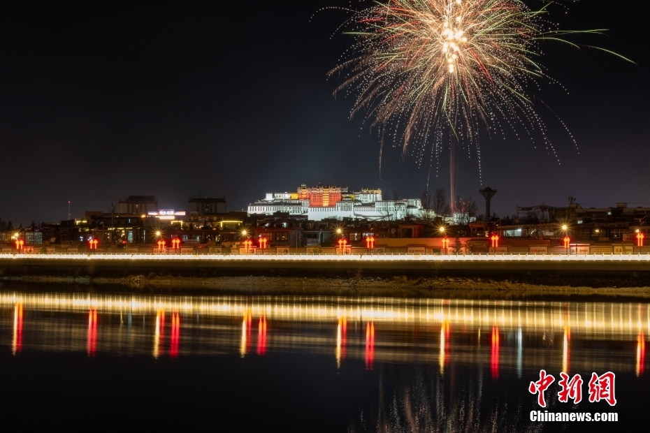 資料圖為2022年3月1日，拉薩迎來藏歷新年“古突夜”，煙花與被燈光照亮的布達拉宮交相輝映。 <a target='_blank' href='/'><p  align=