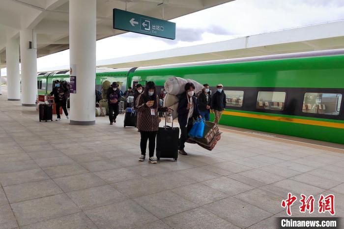 10月6日，乘客乘復(fù)工專列抵達日喀則?！±_車務(wù)段 供圖