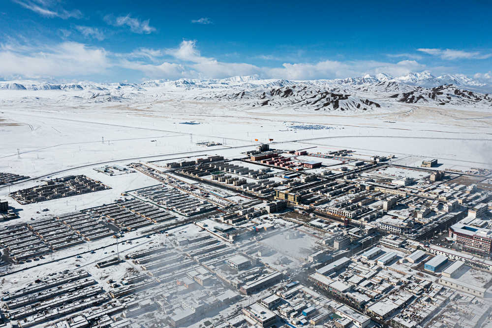 西藏阿里地區(qū)改則縣迎來初雪，銀裝素裹，美如畫卷。