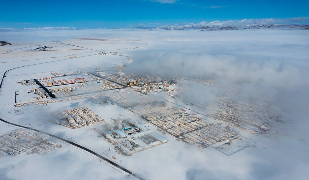 西藏阿里地區(qū)改則縣迎來初雪，銀裝素裹，美如畫卷。