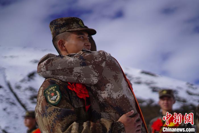 退伍老兵相擁留念。　西藏山南軍分區(qū)某團(tuán)供圖