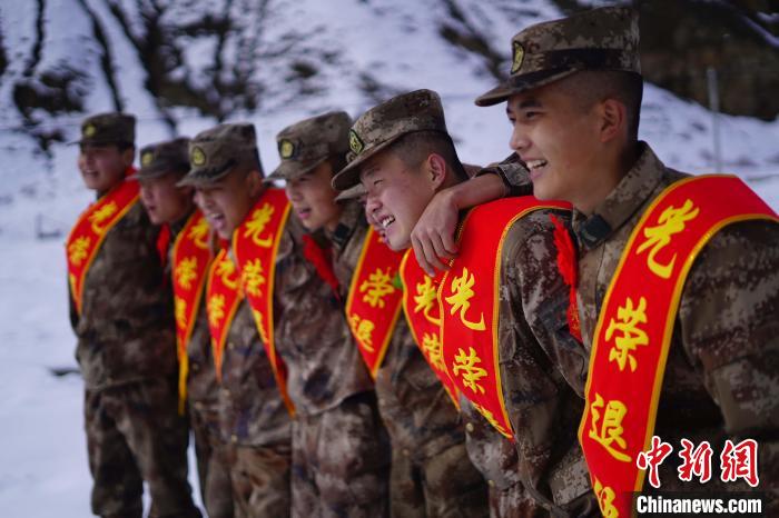 退伍老兵合照留念。　西藏山南軍分區(qū)某團(tuán)供圖