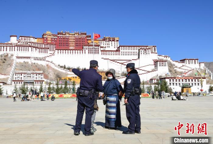 圖為1月23日，布達(dá)拉宮廣場(chǎng)派出所民警正在回答民眾咨詢?！∝暩聛?lái)松 攝