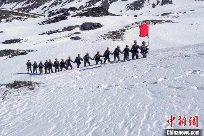 春節(jié)期間，西藏軍區(qū)山南軍分區(qū)某邊防團官兵踏雪巡邊?！〉┰鰰x美 攝