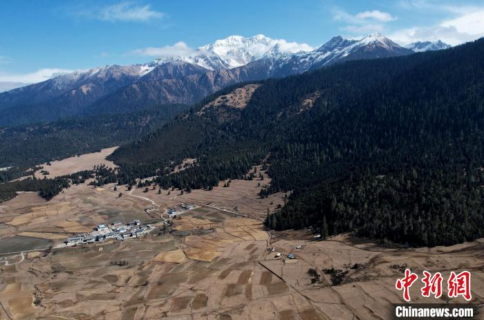 2月17日，西藏林芝魯朗小鎮(zhèn)周邊雪山與牧場。(無人機照片) 李林 攝