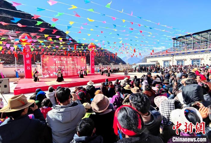 文藝活動全景。　芒康縣委宣傳部供圖