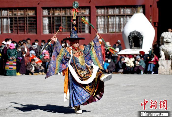 2月19日，楚布寺僧人參加跳神活動?！±盍?攝