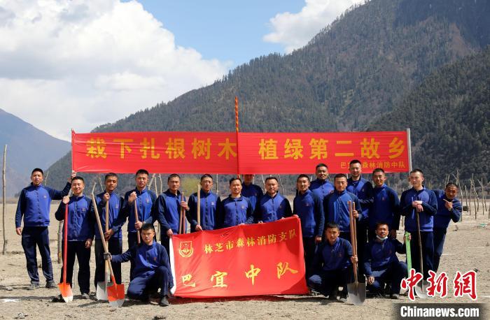 林芝市巴宜區(qū)森林消防中隊志愿服務(wù)隊合影留念。　西繞拉翁 攝