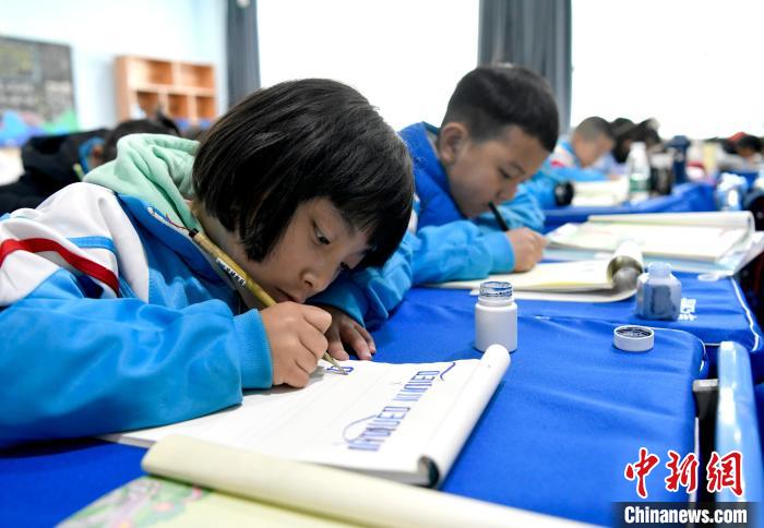 3月14日，西藏拉薩市第一小學(xué)一年級(jí)六班的學(xué)生們?cè)诓卣Z文課上書寫藏文?！±盍?攝