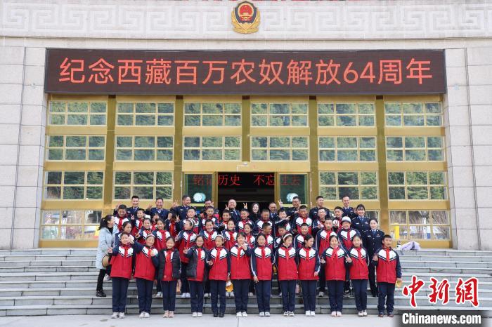 圖為亞東邊檢站民警代表與駐地小學師生代表合影留念?！『?攝