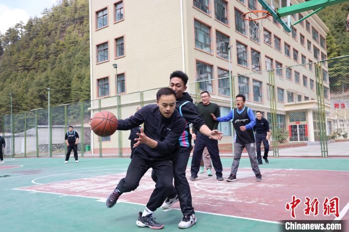 圖為亞東邊檢站民警與駐地農(nóng)業(yè)銀行代表開展籃球友誼賽?！『?攝