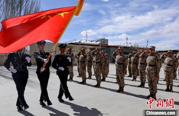 圖為授銜現(xiàn)場迎軍旗?！詵| 攝