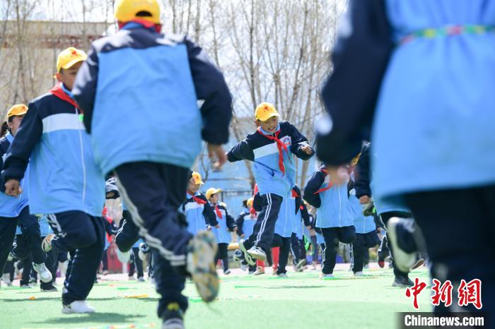 圖為學生在跳繩教練齊景龍的指導下做準備運動。　貢嘎來松 攝