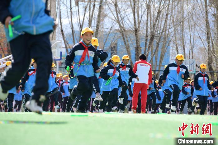 圖為學生在跳繩教練齊景龍的指導下做準備運動?！∝暩聛硭?攝