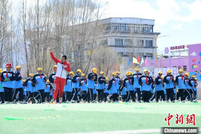 圖為學生在跳繩教練齊景龍的指導下做準備運動?！∝暩聛硭?攝