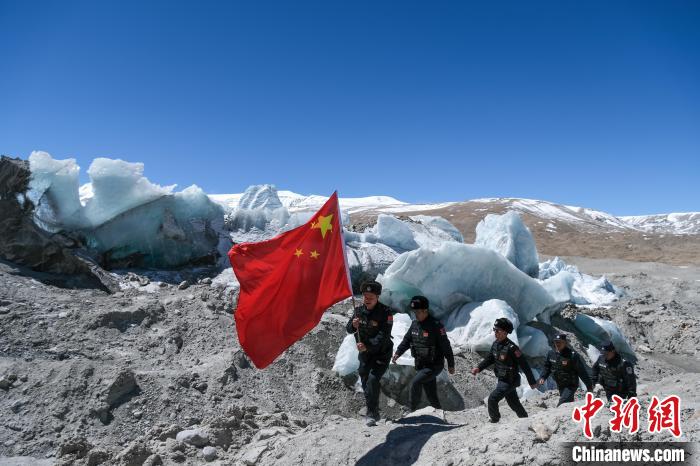 4月5日，普瑪江塘邊境派出所民輔警巡邏至四零冰川附近。　江飛波 攝