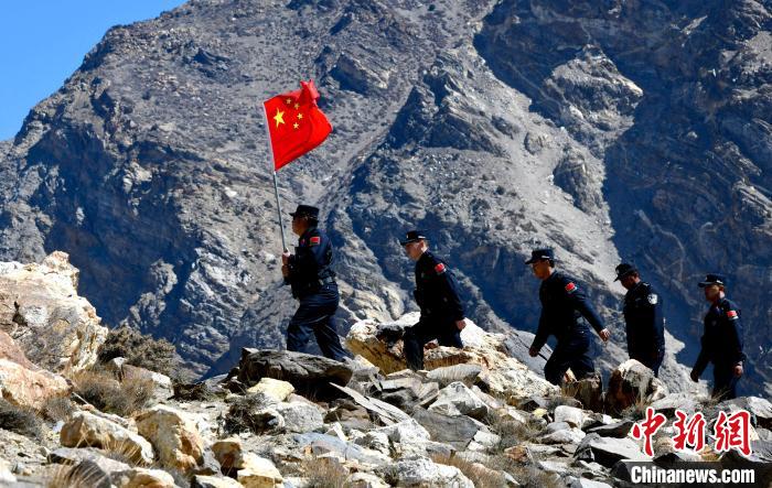 底雅邊境派出所民警夏永軍(左一)在巡邏中。　李林 攝