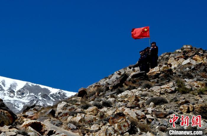 底雅邊境派出所民警夏永軍(右一)在巡邏中?！±盍?攝