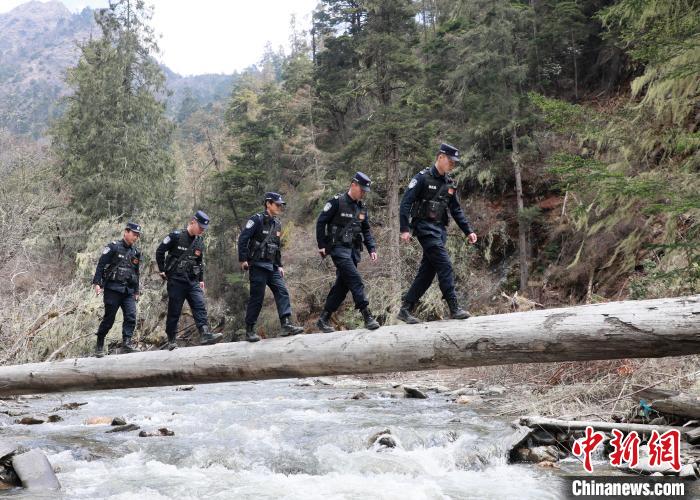 山南邊境管理支隊(duì)玉麥邊境派出所民警邊境巡邏途中走過河道上“獨(dú)木橋”?！∴嶇?攝