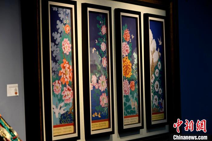 圖為5月16日，展覽中新創(chuàng)唐卡作品《四季花》。　李林 攝