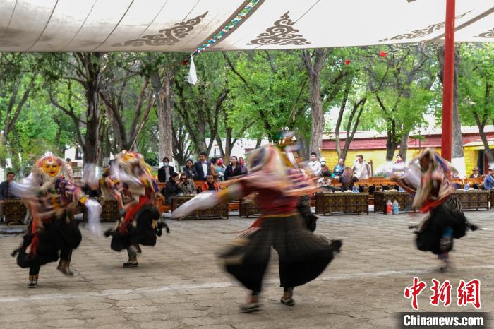 圖為活動(dòng)現(xiàn)場(chǎng)的藏戲表演。　江飛波 攝