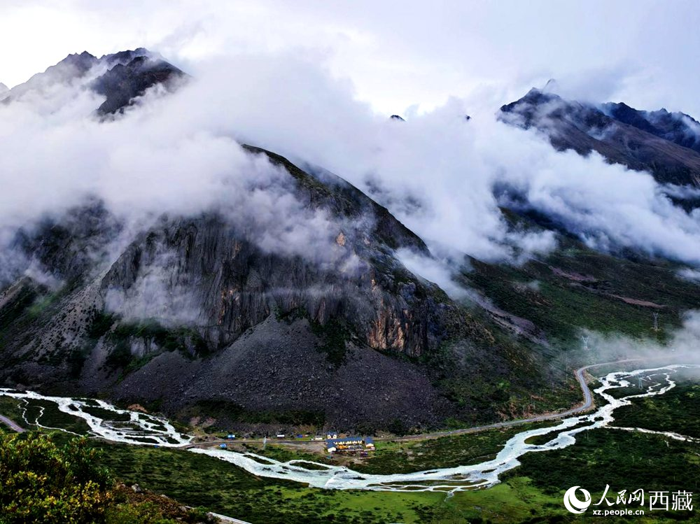 河流蜿蜒于青山間。人民網(wǎng) 李海霞攝