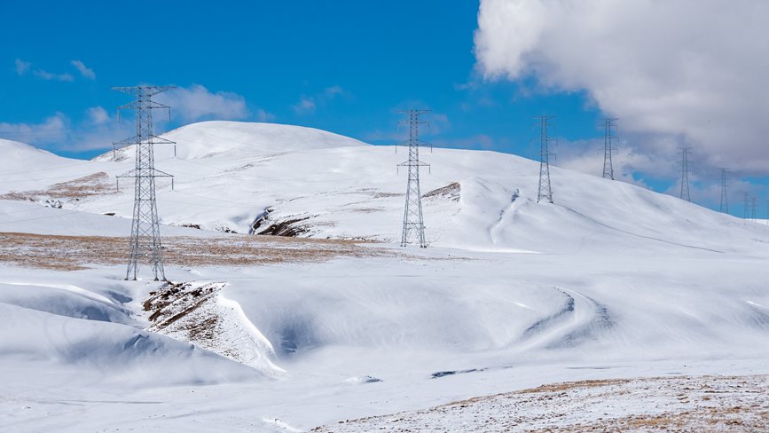 西藏自治區(qū)那曲市冰天雪地里的電網(wǎng)。趙清鵬攝