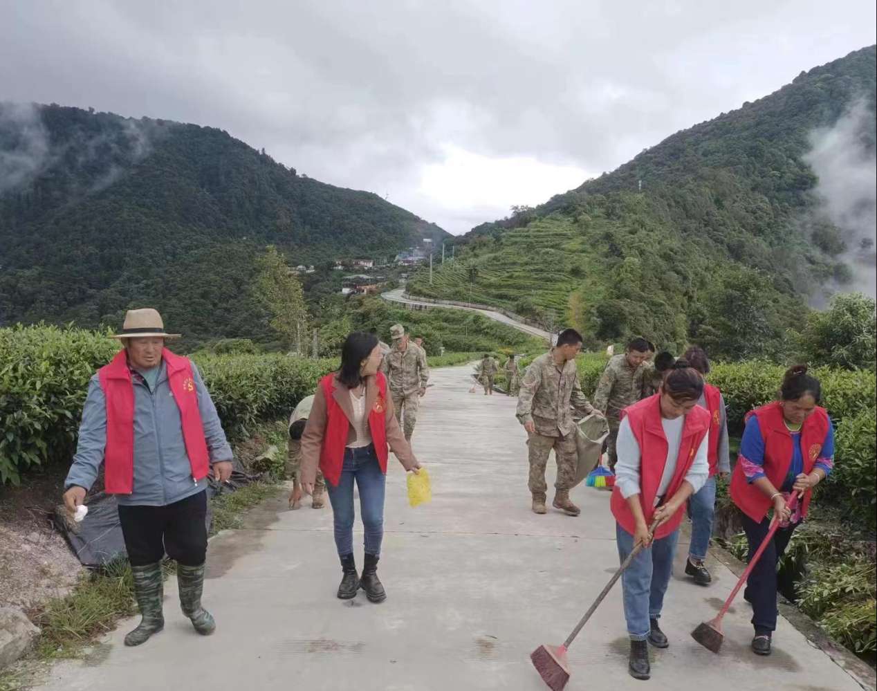 圖為：墨脫縣背崩鄉(xiāng)格林村軍地黨組織共同開展“愛我墨脫、靚我家園”主題黨日活動