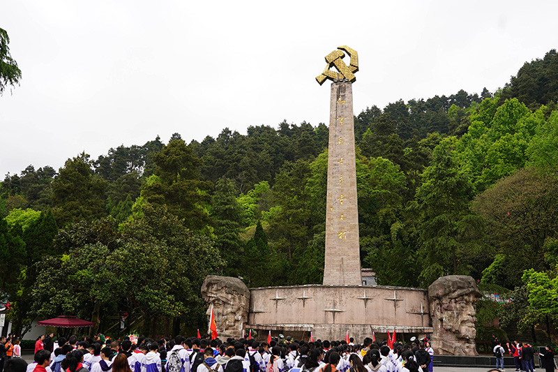 2021年4月9日，人們在貴州遵義紅軍烈士陵園內(nèi)緬懷先烈。