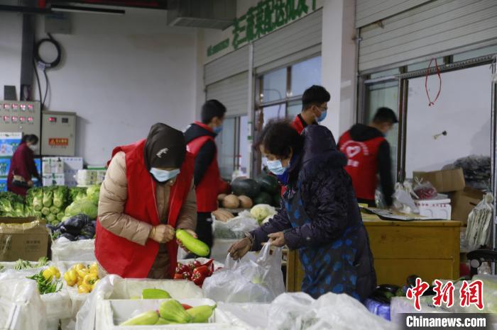 青海平安街頭的“家庭志愿隊”：一周送出上千份餐