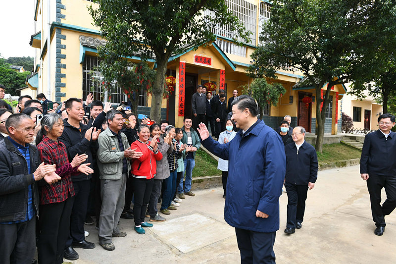 2021年4月25日，習(xí)近平總書記在桂林市全州縣才灣鎮(zhèn)毛竹山村考察時(shí)，同鄉(xiāng)親們親切交流。