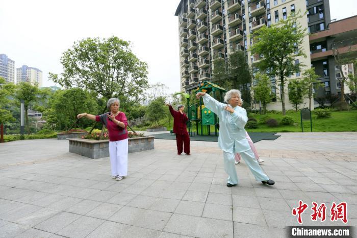 資料圖：老年人在社區(qū)內(nèi)運動。