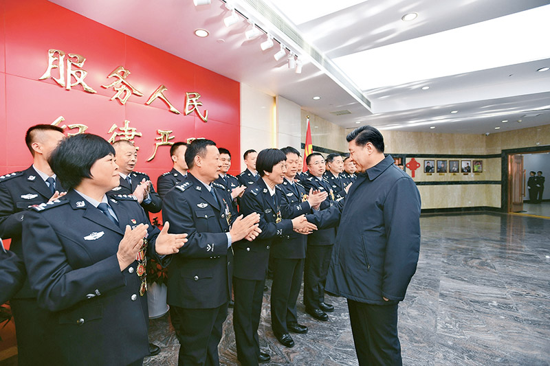 2019年2月1日，習近平總書記在北京看望慰問基層干部群眾，考察北京冬奧會、冬殘奧會籌辦工作。這是1日上午，習近平在北京市公安局，同公安英模和干警代表一一握手，向全國廣大公安干警致以新春祝福。