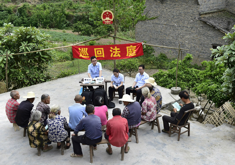 2018年4月12日，重慶市云陽(yáng)縣人民法院“水上巡回法庭”工作人員在庭審結(jié)束后向高陽(yáng)鎮(zhèn)團(tuán)堡村村民進(jìn)行普法宣傳。