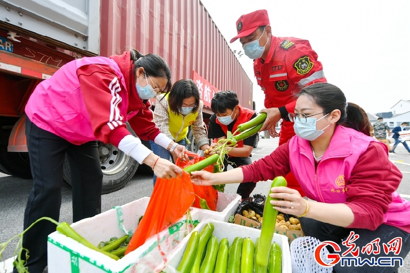 【組圖】“守滬者聯(lián)盟”丨浙江長興：4000份蔬菜瓜果馳援上海