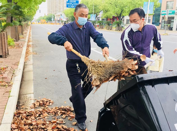 眾安居民區(qū)志愿者清理落葉