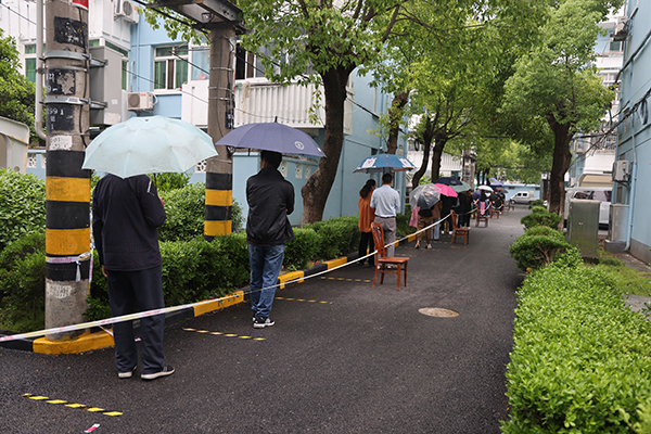 居民區(qū)雨天采樣現(xiàn)場(chǎng)井然有序