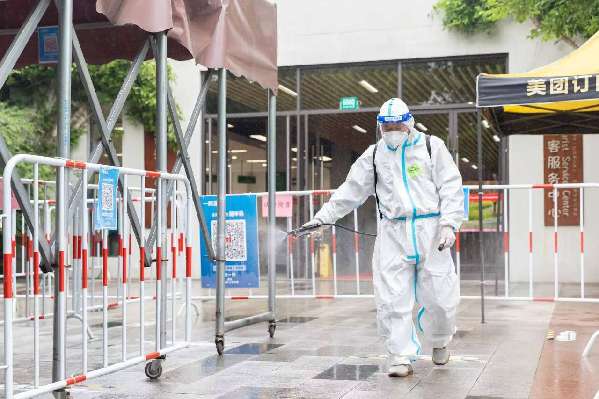 滬郊生態(tài)園恢復(fù)開放，首批游客雨中賞花