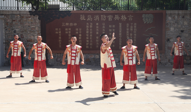 駐島消防員傳承國家非物質(zhì)文化遺產(chǎn)《長島漁號》。長島大隊(duì)供圖