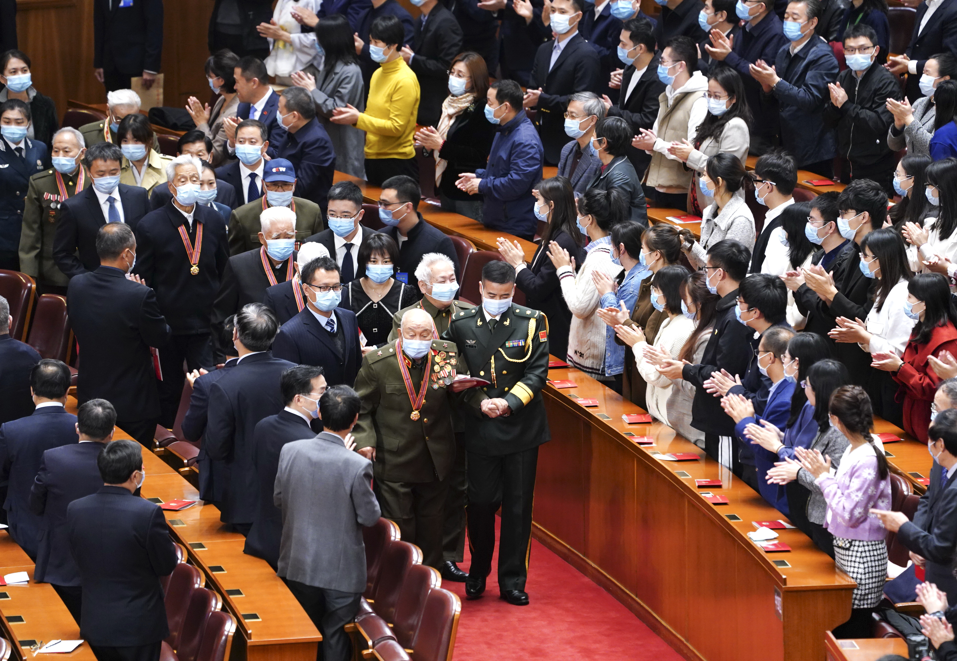 2020年10月23日上午，紀(jì)念中國人民志愿軍抗美援朝出國作戰(zhàn)70周年大會(huì)在北京人民大會(huì)堂隆重舉行。這是大會(huì)前，志愿軍老戰(zhàn)士、老同志入場(chǎng)。