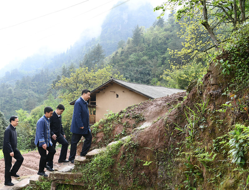 2019年4月15日，在石柱土家族自治縣中益鄉(xiāng)華溪村，習(xí)近平總書記踏著濕滑的石階登上陡坡，前往貧困戶譚登周家看望。