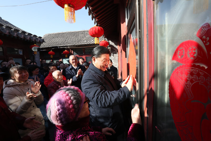 2019年2月1日，習(xí)近平總書記在北京前門東區(qū)草廠四條胡同32號院，高興地拿起一幅“?！弊?，親自貼到門上，給這里的老街坊們拜年。