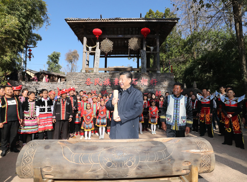 2020年1月19日下午，習(xí)近平總書記在云南省騰沖市清水鄉(xiāng)三家村中寨司莫拉佤族村廣場上，敲響三聲佤族木鼓，祝福來年風(fēng)調(diào)雨順、國泰民安。