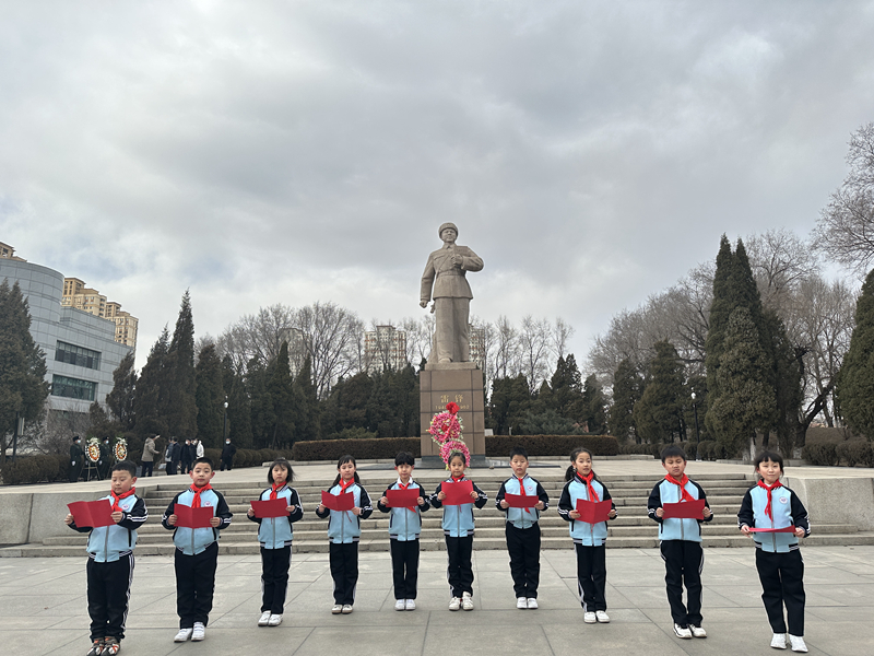 沈陽(yáng)市渾南區(qū)第二小學(xué)組織二年級(jí)同學(xué)走進(jìn)撫順雷鋒紀(jì)念館，在雷鋒像前誦讀《雷鋒日記》。 沈陽(yáng)市渾南區(qū)第二小學(xué)供圖